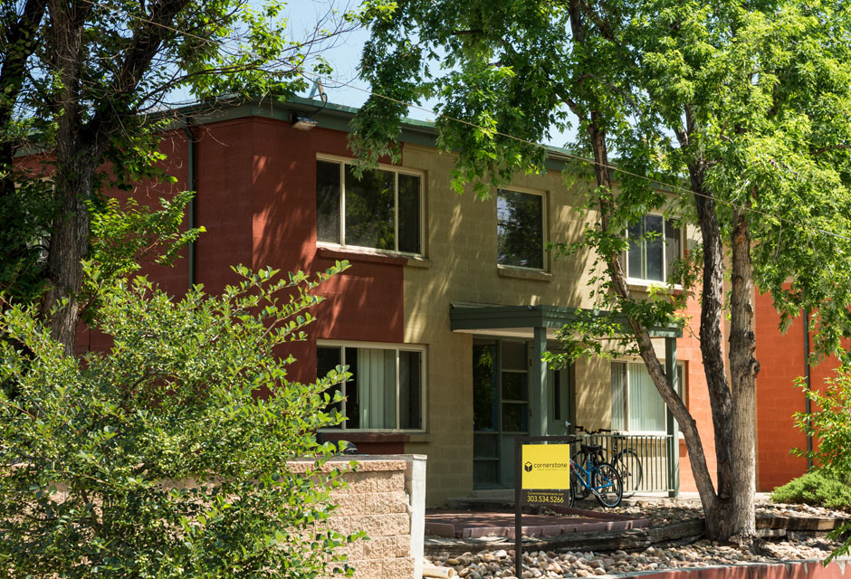 Jefferson Park Apartments - These beautiful units are located right across the street from Jefferson Park, making it easy to lace up your sneakers and go for a quick run after a long day at work